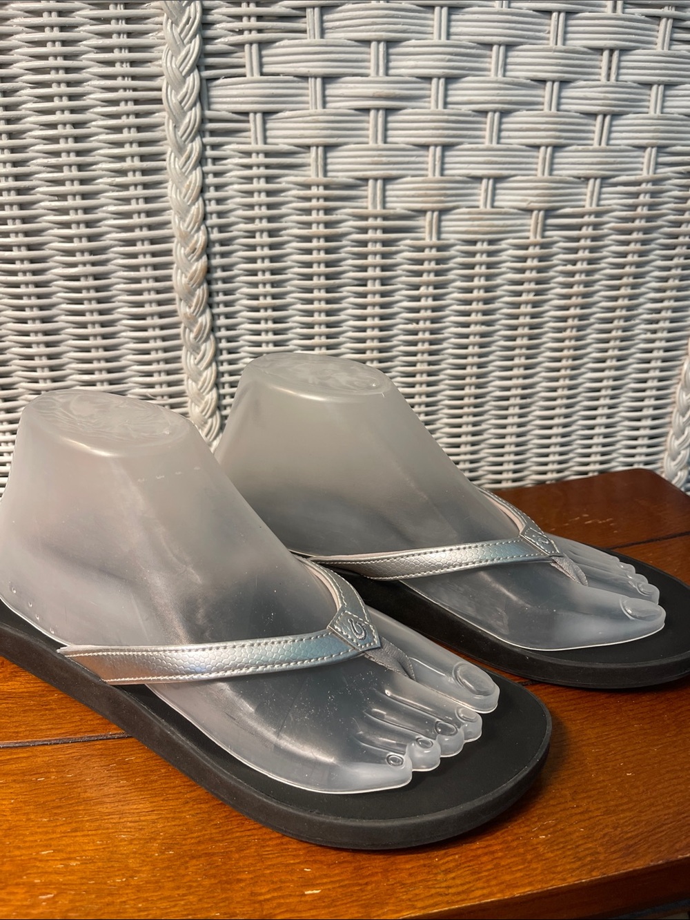 OluKai Pauwe Silver Metallic Thong Sandals Like New Size 8 - Picture 2 of 12
